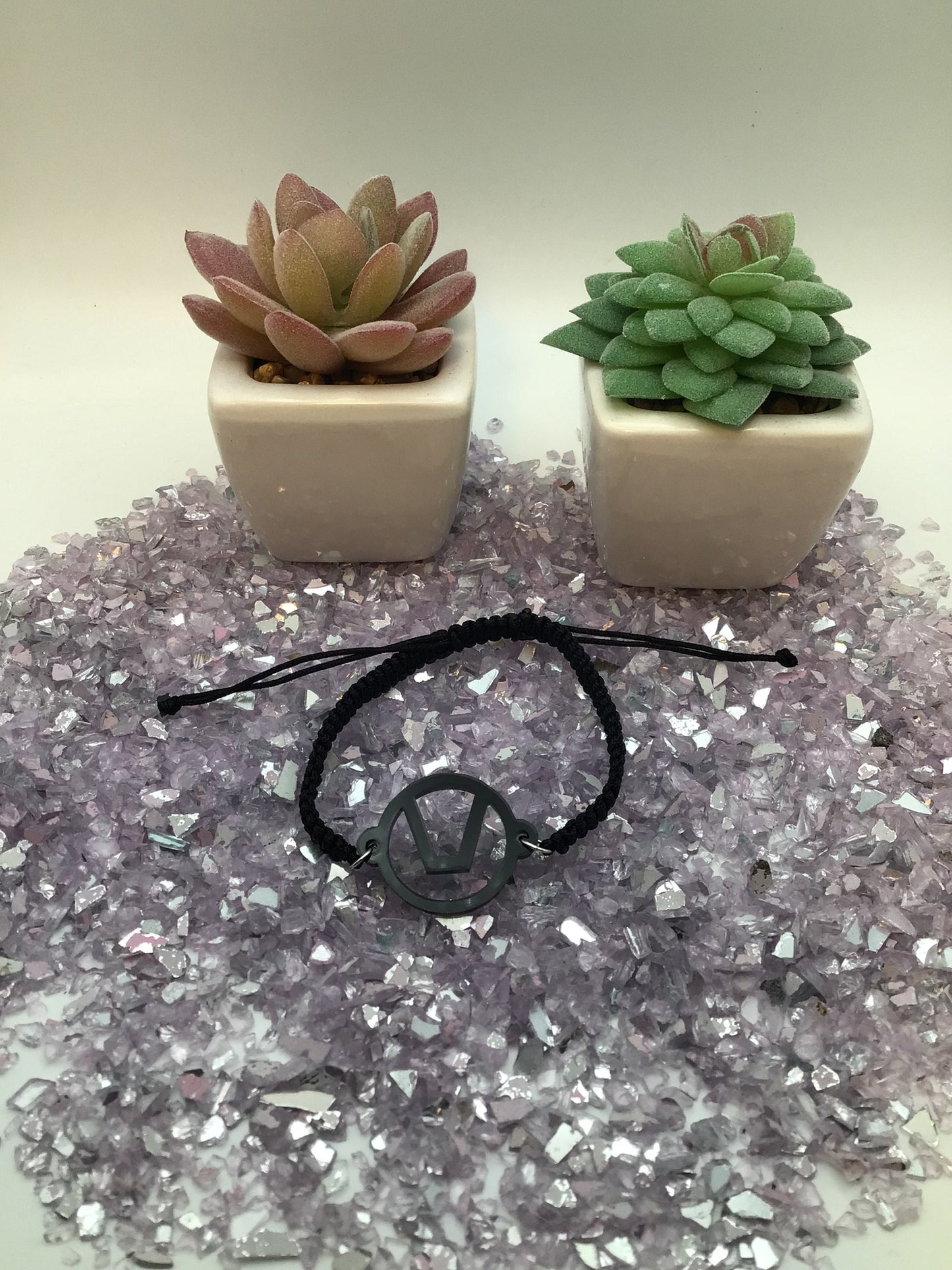 Bracelet en acrylique noir avec symbole Swinger sur cordon noir réglable