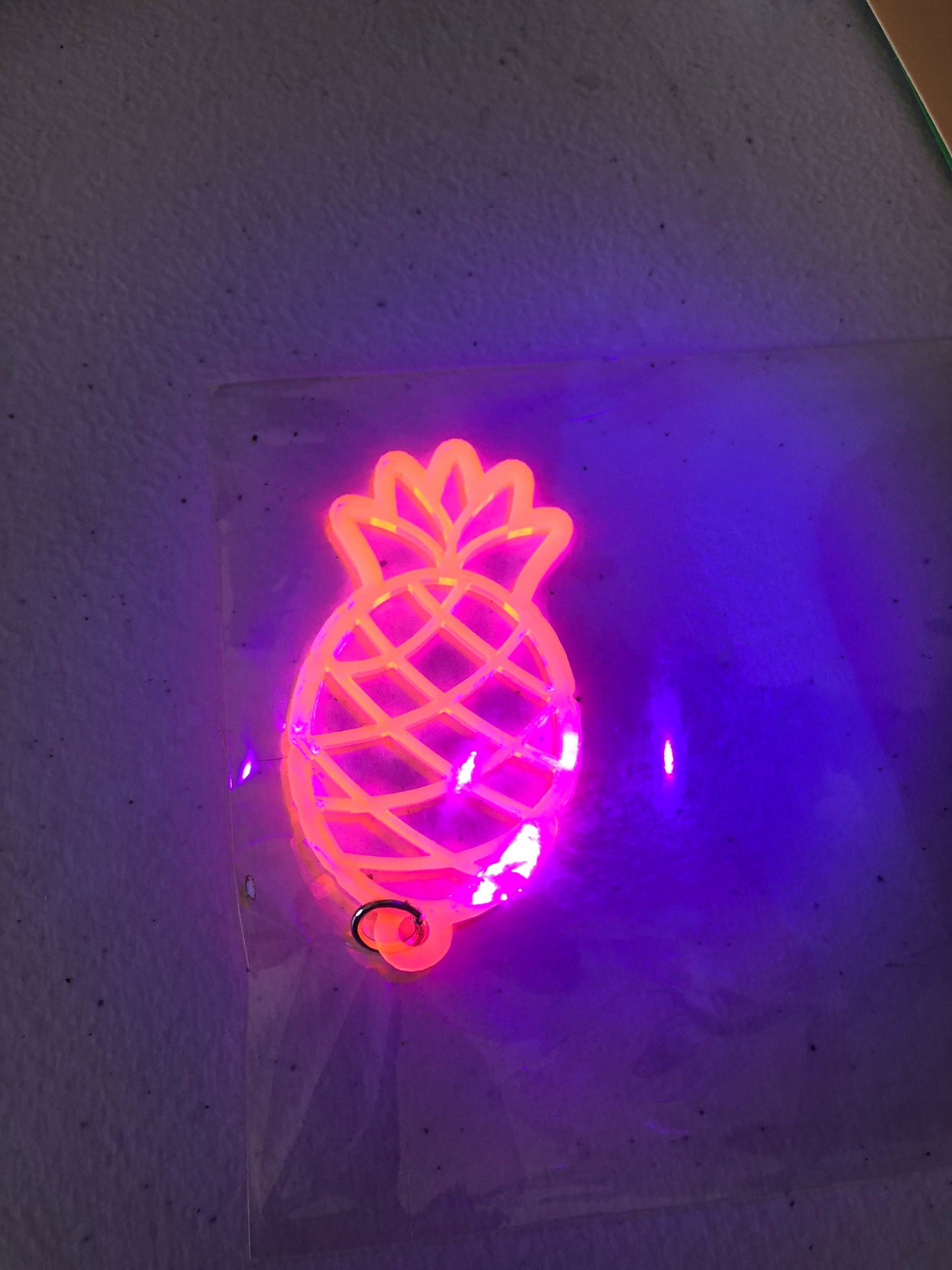 Ananas à l'envers en acrylique rose vif sur cordon métallique de 16 po