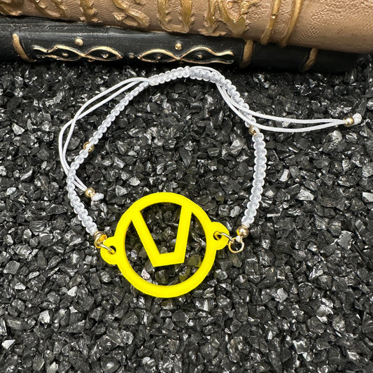 Bracelet en acrylique rose vif avec symbole Swinger sur fond noir réglable